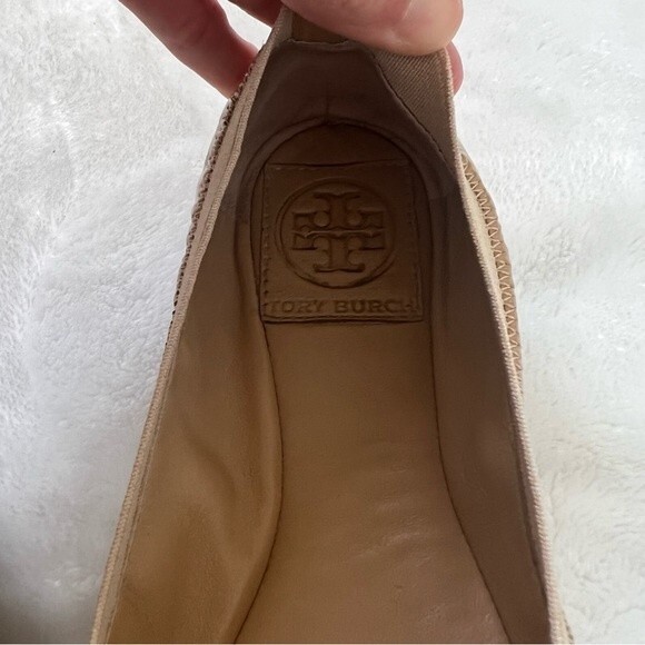 Tory Burch Patent Leather Caroline Ballet Flat Size 6 1/2 Nude Beige Designer - Picture 3 of 4